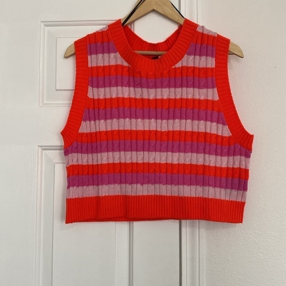 Divided stripped cropped sweater vest in vibrant colors. - Picture 10 of 11